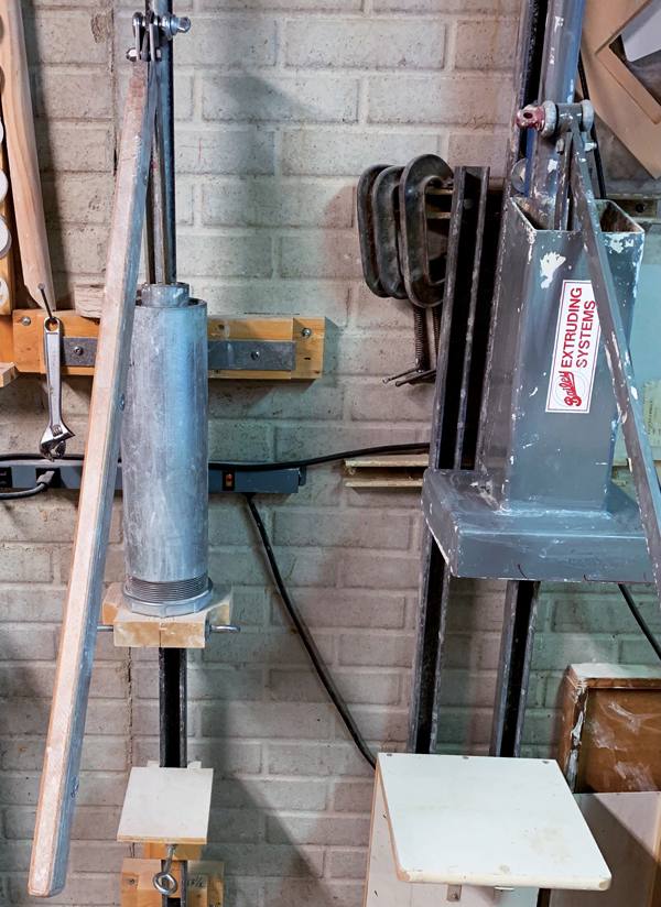 1 A hybrid and a large extruder with an expansion box, both with stop platforms.