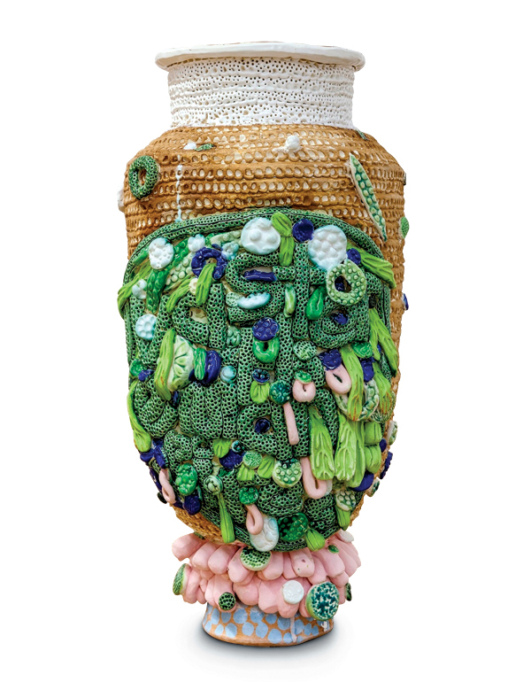 1 Glenn Barkley’s ourvegetablelovevasterthanempires (base thrown by Lyn Havilah), 26 in. (65 cm) in height, earthenware, 2016. Courtesy of Niagara Galleries.