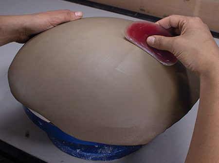 2 Compress the slab to the mold using a flexible red rib.