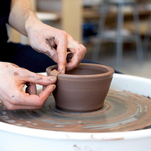 3 Use a damp chamois cloth to smooth the bowl’s rim.