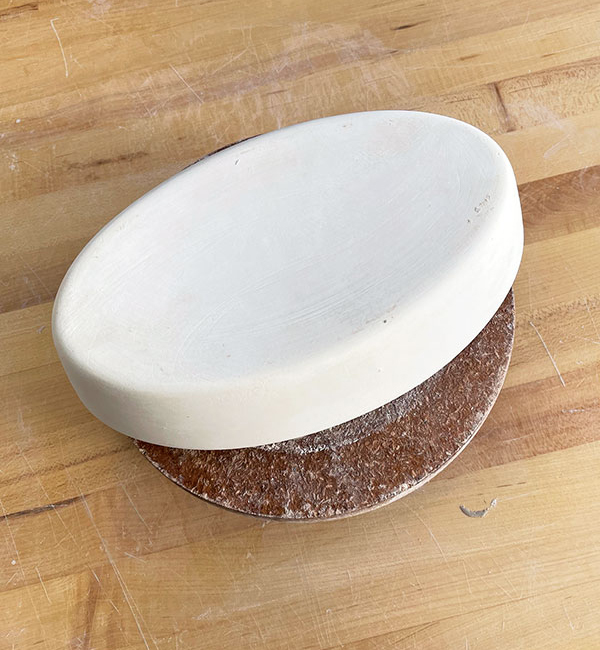 4 Prepare an oval plaster drape mold and place it on a bat.