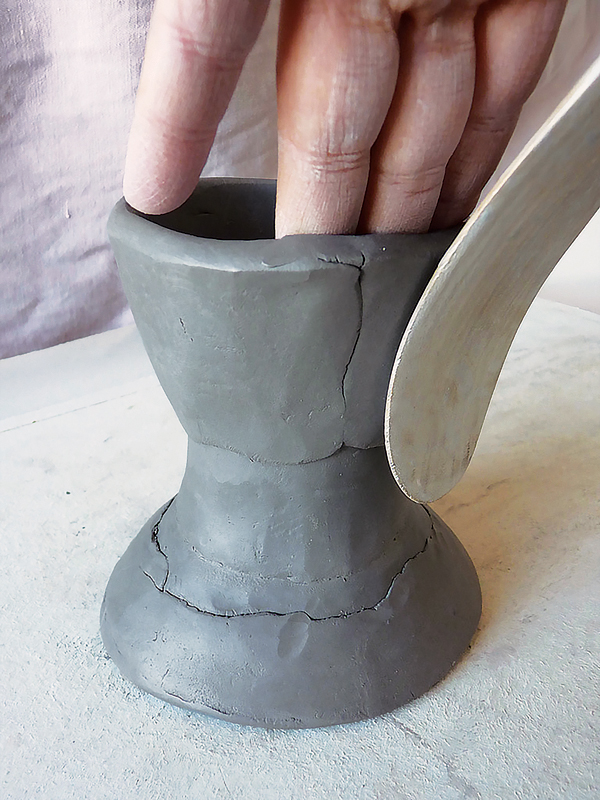4 Use a curved paddle, such as a Japanese throw stick, to accentuate the flare.
