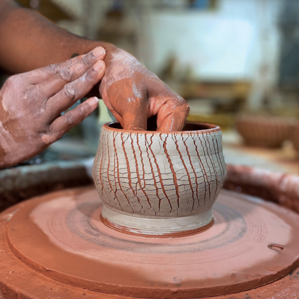 4 Continue to shape the form from the interior gradually by pressing out over several passes with the wet sponge.