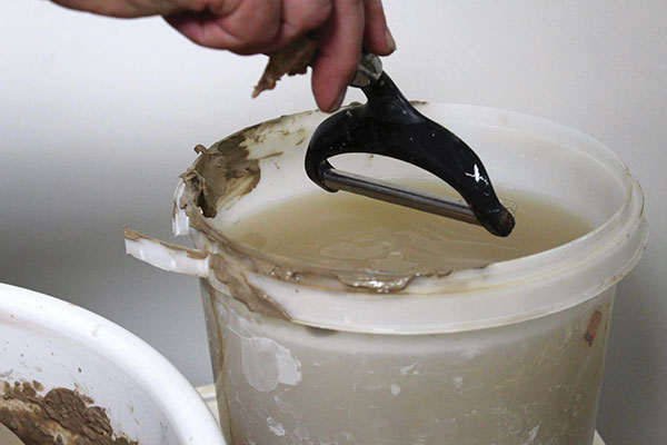 5 Before every facet cut, dip the cheese cutter in water to facilitate the release of the cut piece from the bowl.