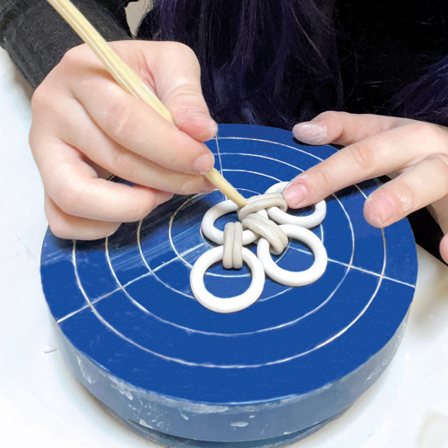 5 Extrude ⅛ × 2-inch-long coils. Press two together, then link it to the rings.
