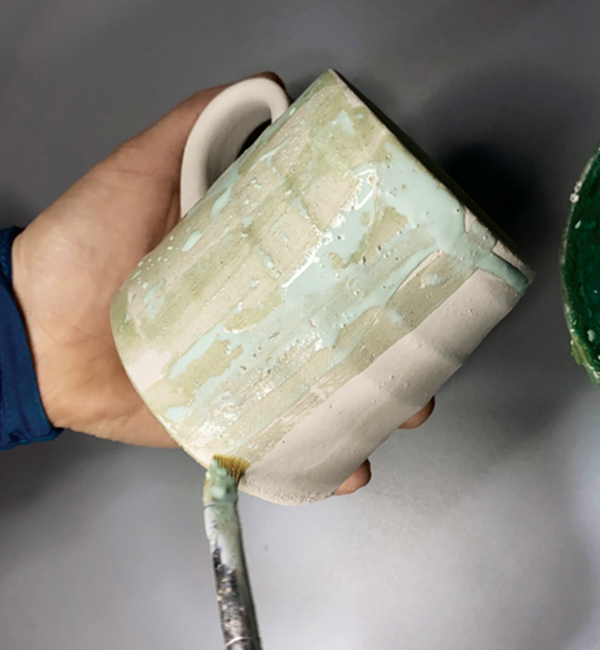 2 Cover the surface of the pot with a layer of wax and allow time to fully dry.