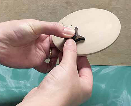 7 Stamp the lid. 