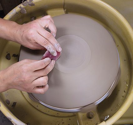 5 Smooth the surface with a 24-teeth-per-inch metal rib, and finally a red rib to finish.