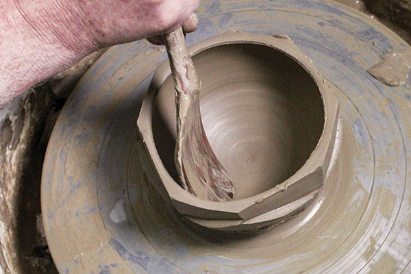 8 Once the bowl has been completely faceted, stretch it from the inside using a rib.