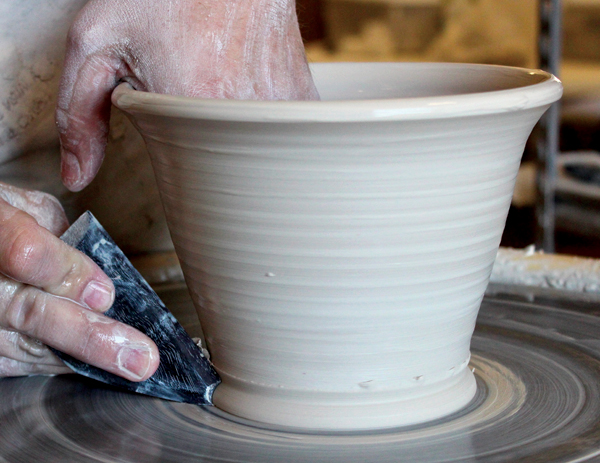 9 Press the tip of the notched wooden rib into the base of the pot to create the foot, and omit the extra step of trimming later.
