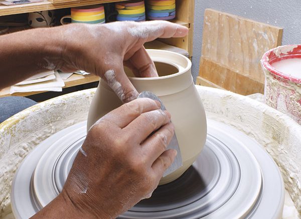 1 Create the start-and stop-lines for the decoration using a flexible metal rib.