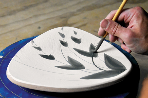 10 Use quick and decisive brush strokes to create the leaves of the grass pattern.