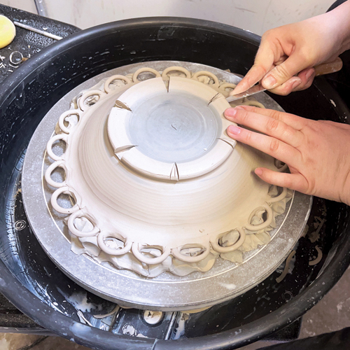 10 Trim a foot. Divide it into 6 sections and cut out Vs. Smooth them to mimic petals.