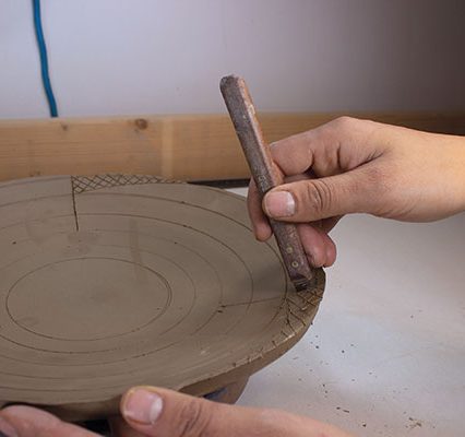 6 Use an MKM Decorating Disk to divide the base into three parts with lines ascending from the outer edge, toward the center point. Divide the slab with guide marks surrounding the center point.