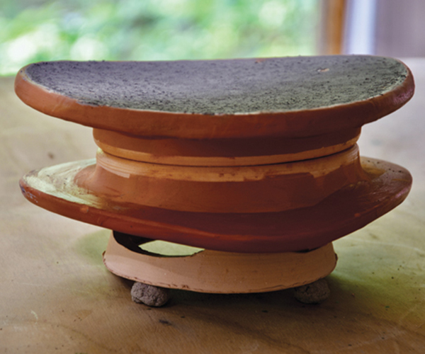 12 To fire, stack the plates (foot ring to foot ring) on top of a three-point trivet with wadding and shells. All process photos: Jan Cavanaugh.