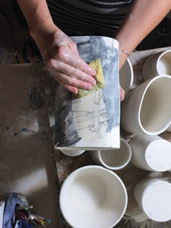 13 When the stain is dry, use a wet sponge to wipe the stain off and clean up the surface of the vessel.