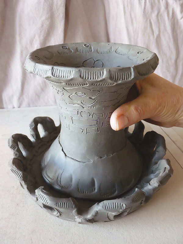 13 Use stamps or narrow tools to decorate the attachment point of the top and base.