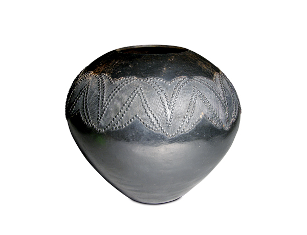 1 Mncane Nzuza’s #18781 pot, 17 in. (43 cm) in height, handbuilt earthenware, burnished, reduction fired. Photo: Armando España.