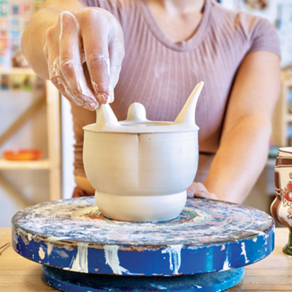 2 Add feet to the bottom of the form and pull them like small handles.