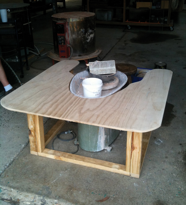 4 The table fits around the wheel, allowing for leg room and an area for tools, work, and a water bowl. 