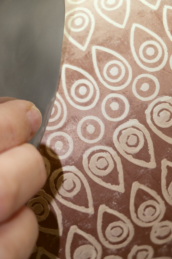 8 When the engobes dry to the same stage as the clay, do a final cleaning without disturbing the surface.