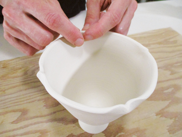 4 Pinch the rim to divide sections for the attachments.