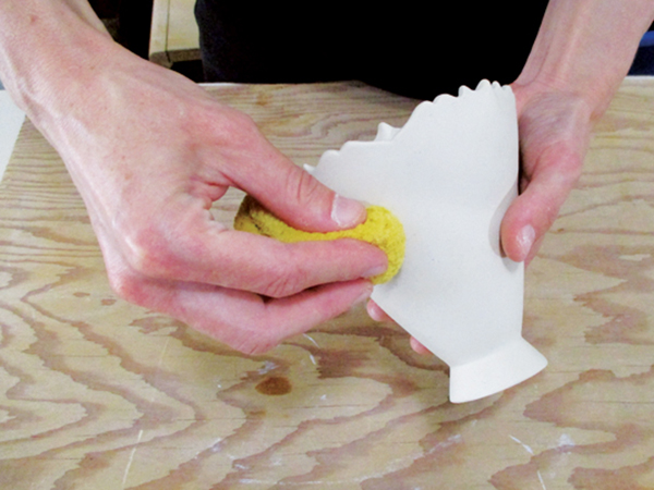 8 Smooth the rim and the body with a sponge.