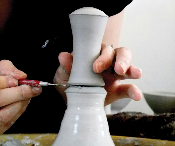 5 Use an angled rib to define the area of the handle that is attached to the scoop. Cut the handle off the hump.