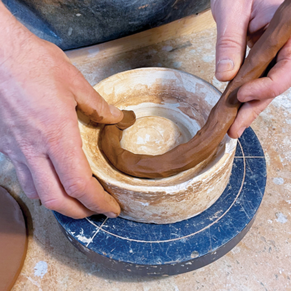 1 Form the foot ring in the plaster base.