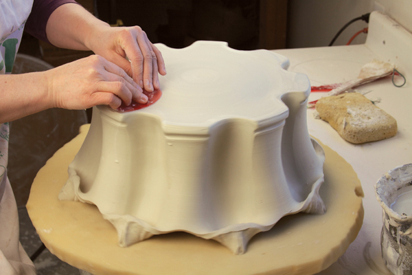 14 Smooth the bottom surface with a soft rib and refine the edges.