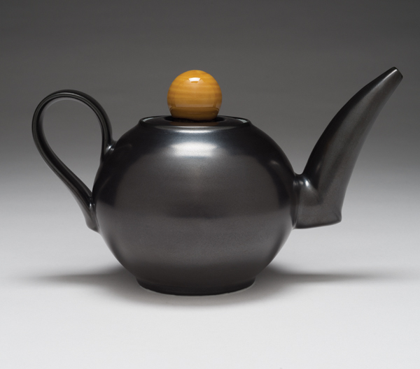 Teapot, 8 in. (20 cm) in height, porcelain, 2015. Photo: David Broda.