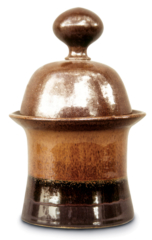 5 Robert Stull’s lidded form, 13½ in. (34 cm) in height, 1971. Photo: courtesy of Bettye J. Stull.