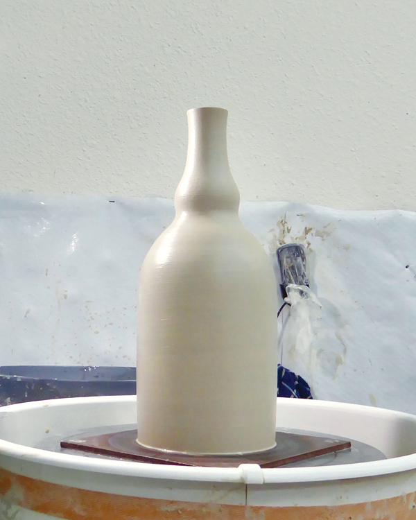 2 Collar in the neck, then add curves to the neck and shoulder.