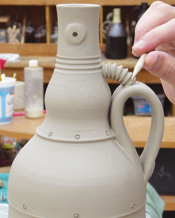 11 Attach the hose between the neck of the growler and the top loop of the handle.