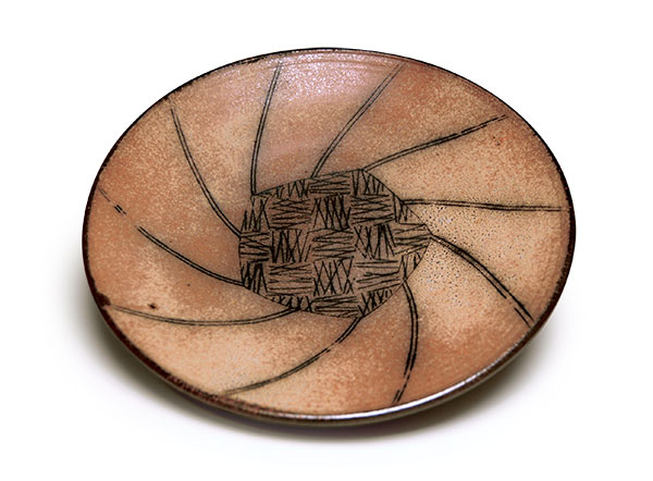 6 Small platter, 10 in. (25 cm) in diameter, porcelain. 
