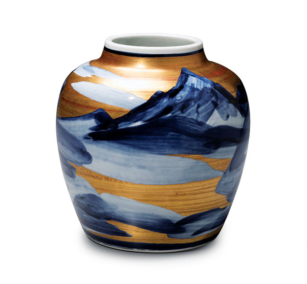 1 Kondō Yūzō’s Yama sometsuke kinsai kabin (Blue-and-White Mountain Design on Gold-Painted Vase), 7⅞ in. (20 cm) in height, porcelain, cobalt-blue underglaze with gold, 1977. 
