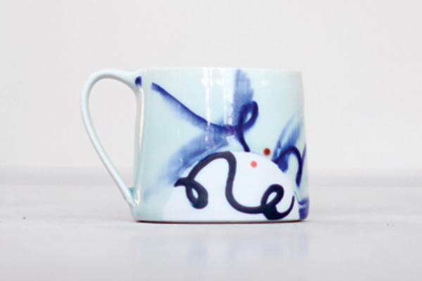 5 Adam Frew’s mug slip trail, 3⅛ in. (8 cm) in diameter, porcelain.