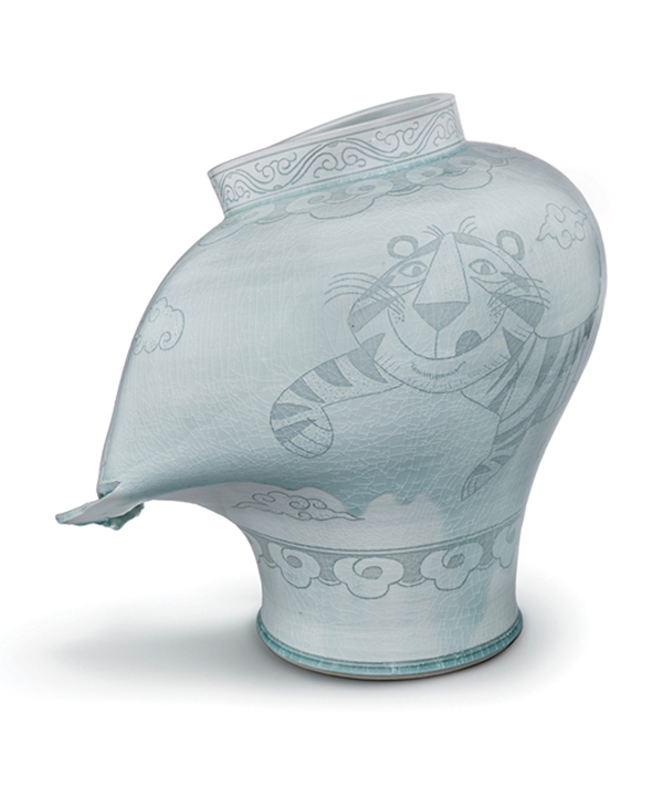 9 Steven Young Lee’s Jar with Tiger and Clouds, 2019. Gift of Debbie and Mark Attanasio and Kelly and Steve McLeod through the 2021 Decorative Arts and Design Acquisitions Committee (DA²). Copyright Steven Young Lee.