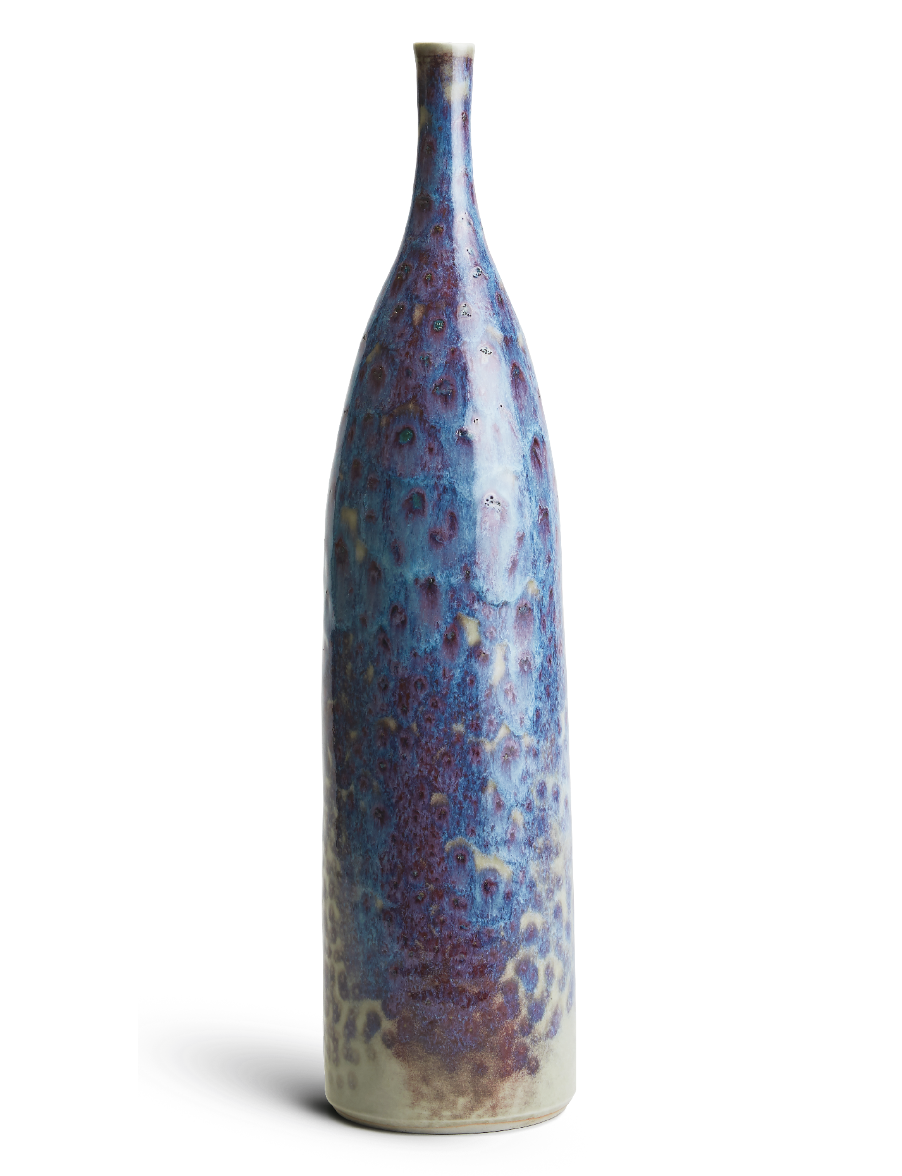 2 Brother Thomas Bezanson’s tall vase, 19¾ in. (50 cm) in height, porcelain, peacock glaze. Photo: John Davenport.