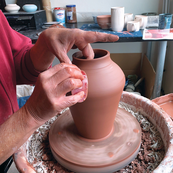 9 Refine the top opening with a soft rib, to create a gallery for a lid.