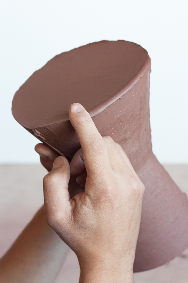 10 Compress and round off the bottom edge of the pot.