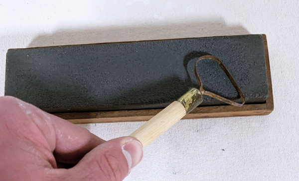 C Reach the end of the arch at the opposite bottom corner of the stone, with the tool still kept at a 45° angle to the surface. 