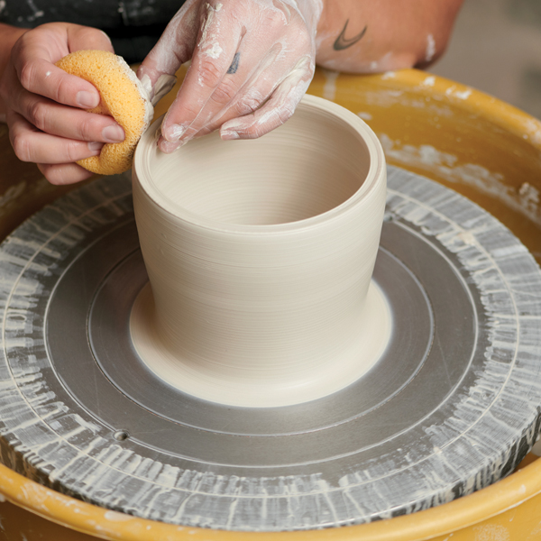 2 Pull the walls up in 2–3 pulls, setting the rim between each pull.