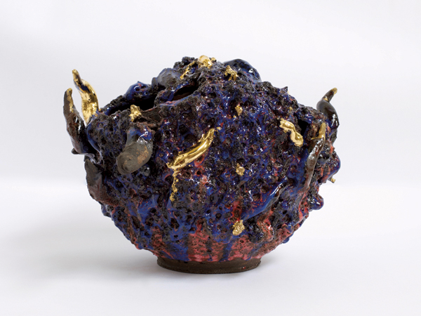 1 King Houdekpinkou’s Violet Sculptural Vase with Gilding, 12¼ in. (31 cm) in width, black stoneware, white stoneware, glaze overlays, 2016.