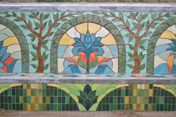 5 Aileen Barr’s California Street Steps, bench detail, 40 ft. (12.2 m) in length, handmade and commercial tile, San Francisco, 2009. 