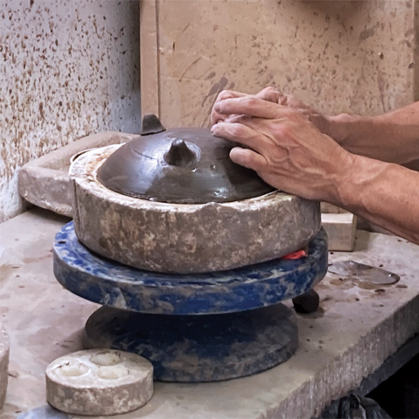 2 Adding tripod feet to the churumbela (a disk-shaped Mexican spinning toy top) form.