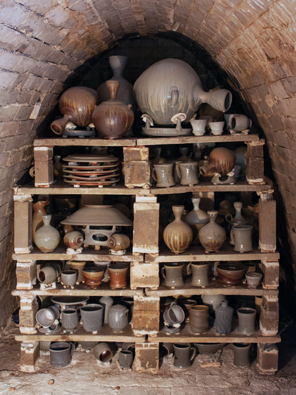 4 View into Goertzen’s wood kiln, showing how he stacks his kiln. These pots are ready to be unloaded after a firing. 