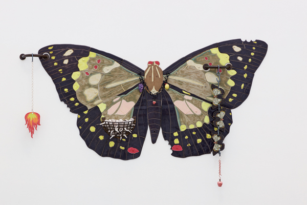 4 Jane Margarette’s Miserable With Carefulness, 9 ft. 9 in. (2.9 m) in length, ceramics, glaze, fired to cone 5 in oxidation, gold leaf, 2022. Photo: Matthew Kroening.