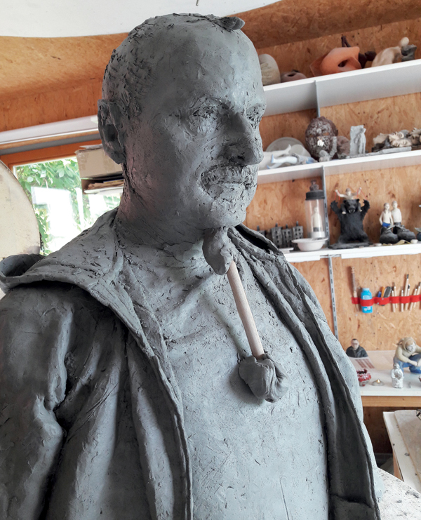 C While building out the face and getting closer to the facial expression, support the weight of the head with a wooden bar.