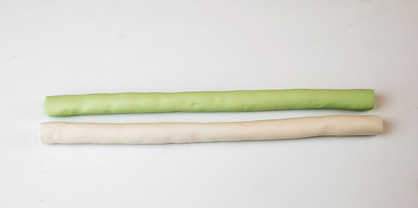 1 Roll stained clay and porcelain into coils of the same thickness and length. 